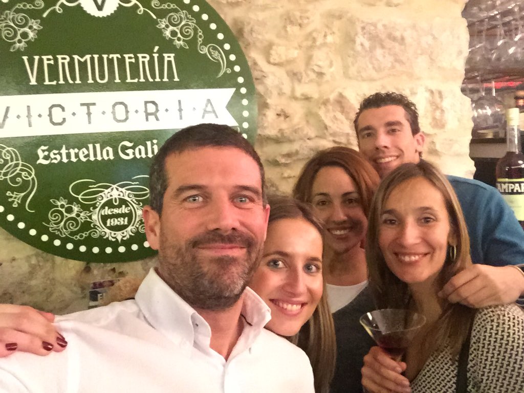 Qué emocionante cantar el himno a Burgos en <a href="/VermuteriaV/">Vermuteria Victoria</a> Cada día a las 22:00h #UnMust #CantemosUnidos #APlenoPulmón