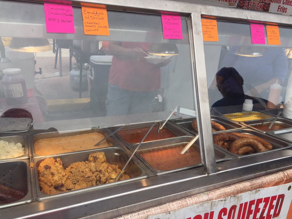 Laredo_Main_St's tweet photo. No se castiguen mas y vengan por sus antojitoss!!!!!❤️😋😎✌🏼️
#JamboozieFest #downtownlaredo https://t.co/enJ4WoP68G