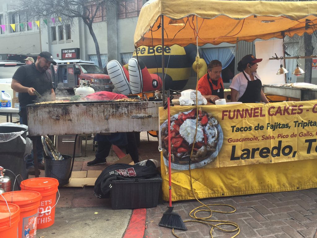 Laredo_Main_St's tweet photo. No se castiguen mas y vengan por sus antojitoss!!!!!❤️😋😎✌🏼️
#JamboozieFest #downtownlaredo https://t.co/enJ4WoP68G