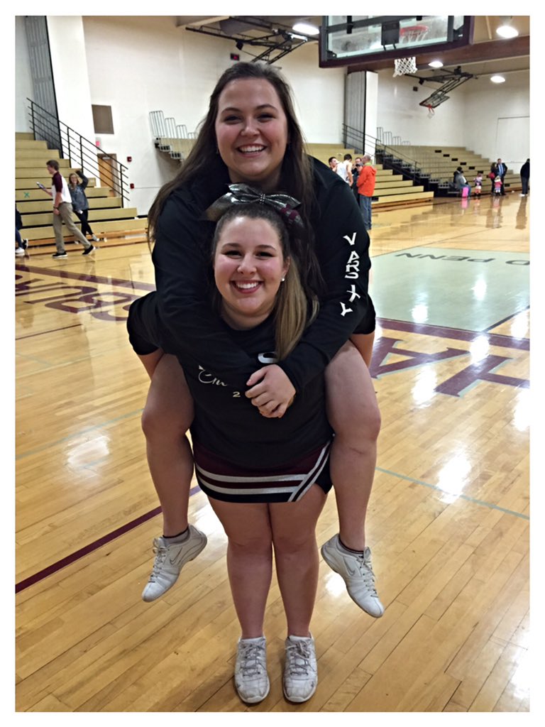 MASH_Cheer's tweet image. Congrats to our two varsity captains @MaddySnyder2 &amp;amp; @Squid_Wilson as they get ready for their Senior Rec game!🐾🎀