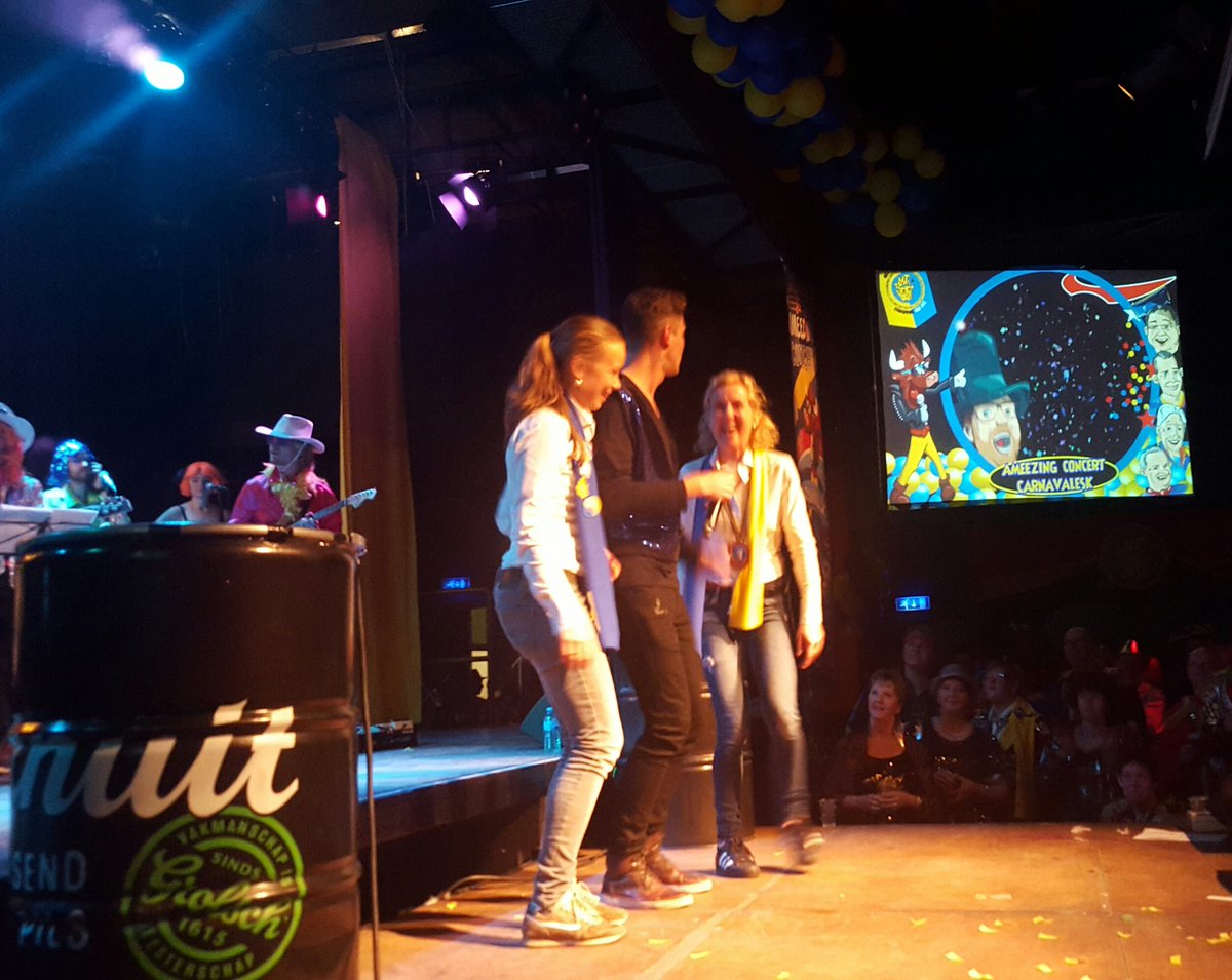 CarnavalinOss's tweet photo. Twee mooie dames met blauwe ogen #carnavalinoss @StadsprinsOss https://t.co/KgiJXdQgCv