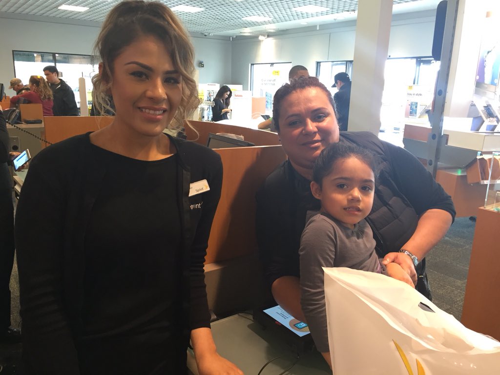 SalinasSprint's tweet photo. Briana helping a former Verizon customer see #blackandyellow! #Joinsprinttoday https://t.co/nMT8gR2ozb