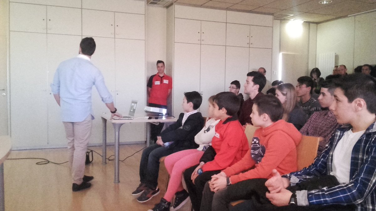 teamgoerna1's tweet photo. Nueva charla de nutrición a nuestros chicos y padres. Queda menos de un mes... https://t.co/L0wOhC8Op2