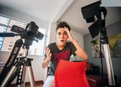 Christian24Hora's tweet photo. Seu príncipe usa coroa ? O meu usa câmeras !😍🎥 @Christian_fig #Christializando #FebreTeenFigueiredo #BoaNoite https://t.co/wa0R880kNY