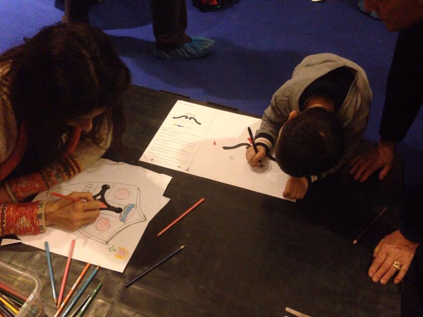 I piccoli osservatori passano all'azione e interpretano creativamente i segni #giochiamoinsieme #kindersorpresa