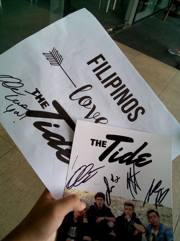 TheTidePHLTeam's tweet photo. what an awesome night!! + got a photo signed by @TheTide thank you guys!! see you again soon! #3LOGYINMANILA https://t.co/e7NtW5wc8z