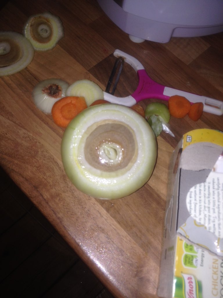 OTTPRINT's tweet image. Just got this fresh onion from @Tesco piss take 🙈🗑😷