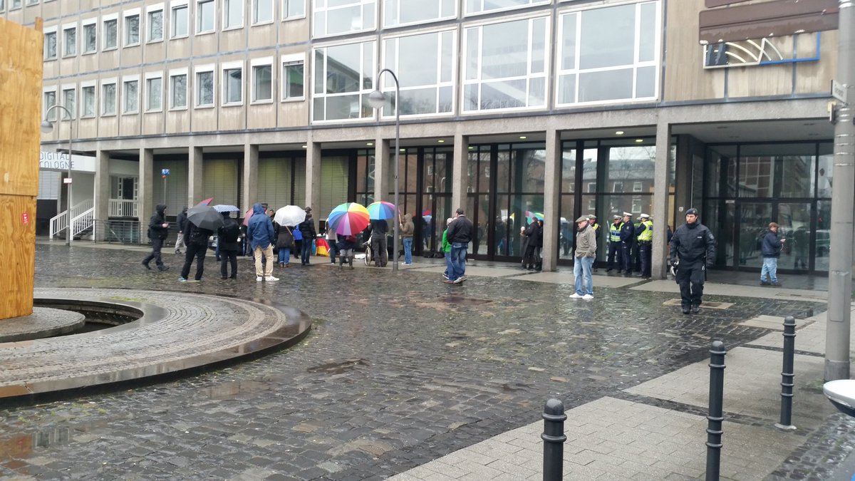 LeninaDC's tweet photo. #cgn301 Der "Widerstand NRW" in seiner vollen Pracht. Voller wurde es nicht. 1554 https://t.co/ul32RQYZtX