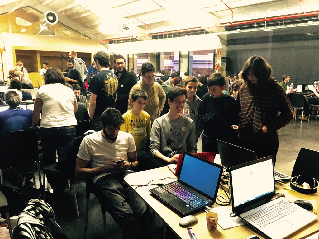 medialabMM's tweet image. .@CoderDojoMLP meets #GGJ16 cc @unity3d