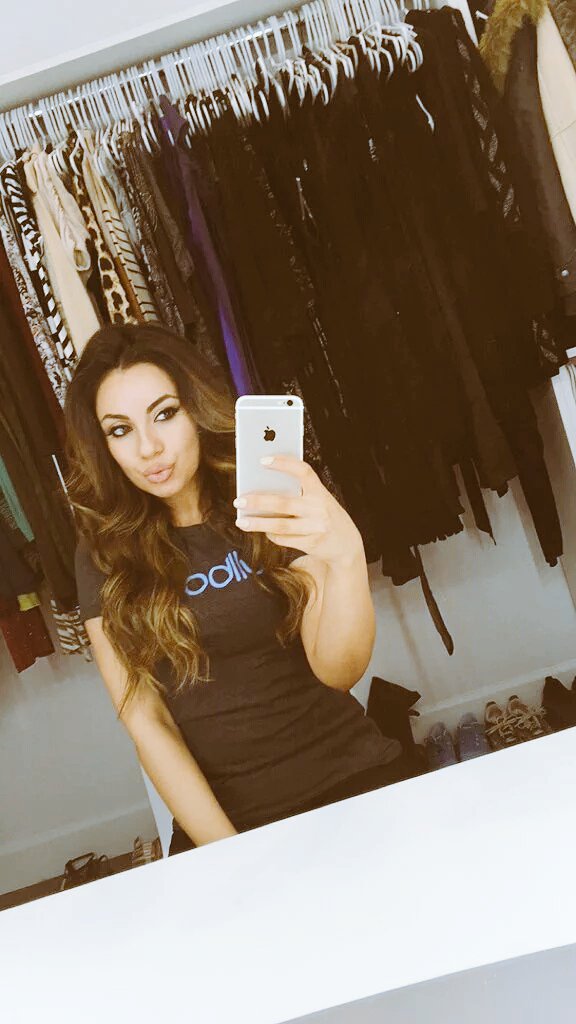 Uldouz3's tweet photo. RT If U Like.... https://t.co/45phY9kqKQ