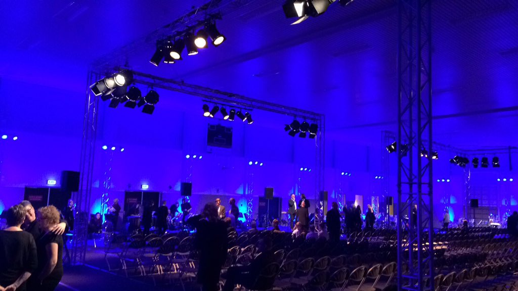 immiejonkman's tweet image. Die @patrickkramer maakt van een sporthal zo een theaterzaal! @birdsnbrass @LWD2018 @KeningGreide