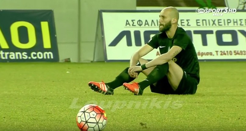 Futbolistas griegos paralizan un partido en memoria de los refugiados que mueren en el mar ow.ly/XJqBT