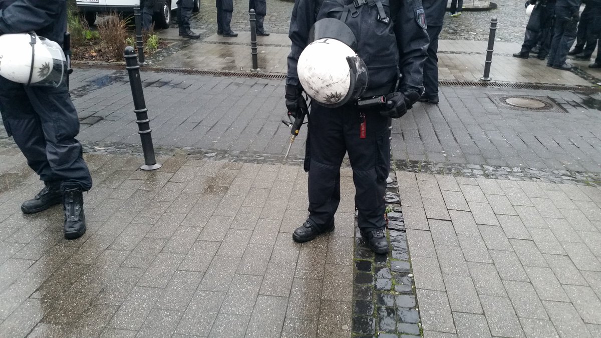 LeninaDC's tweet photo. Wozu ist das denn gut? Unkrautvernichtungsmittel oder neuartiges Pfeffer gegen #Antifa ? Heute gesehen bei #cgn301 https://t.co/Ub2VFbIxPV