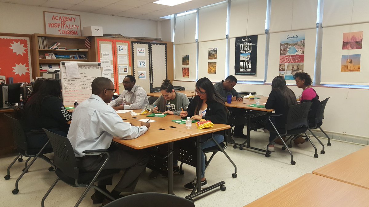 EIFdotorg's tweet photo. Scholars setting SMART Goals with help from @citi success coach volunteers @IamServiceWorks @PointsofLight #MLKSW16 https://t.co/BSJ4nxCmLx