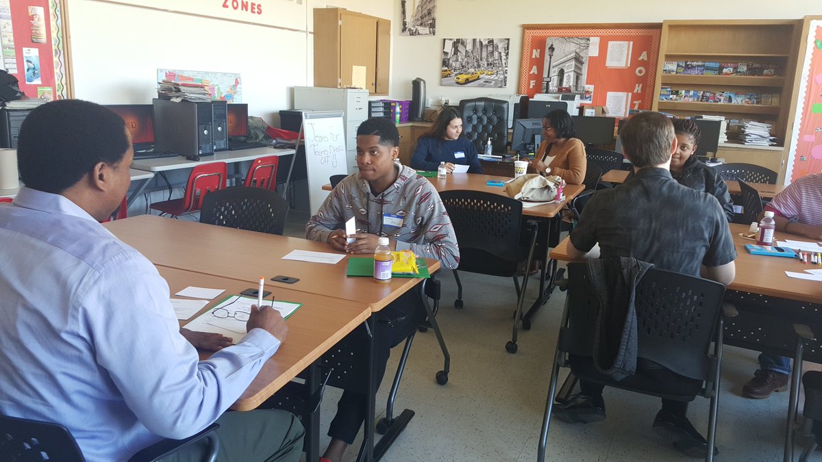 EIFdotorg's tweet photo. Scholars setting SMART Goals with help from @citi success coach volunteers @IamServiceWorks @PointsofLight #MLKSW16 https://t.co/BSJ4nxCmLx