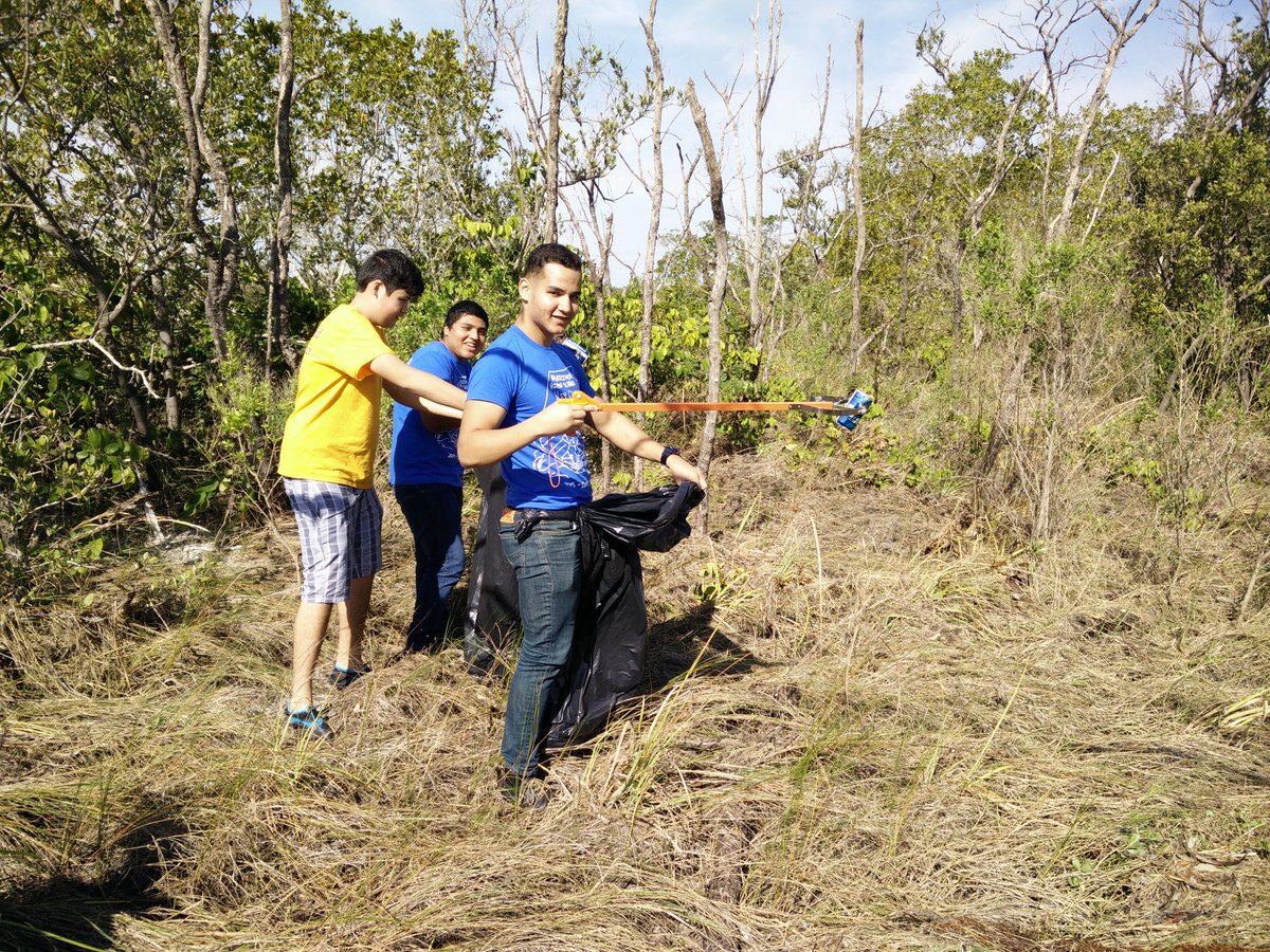 cherrywine42's tweet image. MHS Beach cleanup #keyclub #keygoesgreen #trashbashing