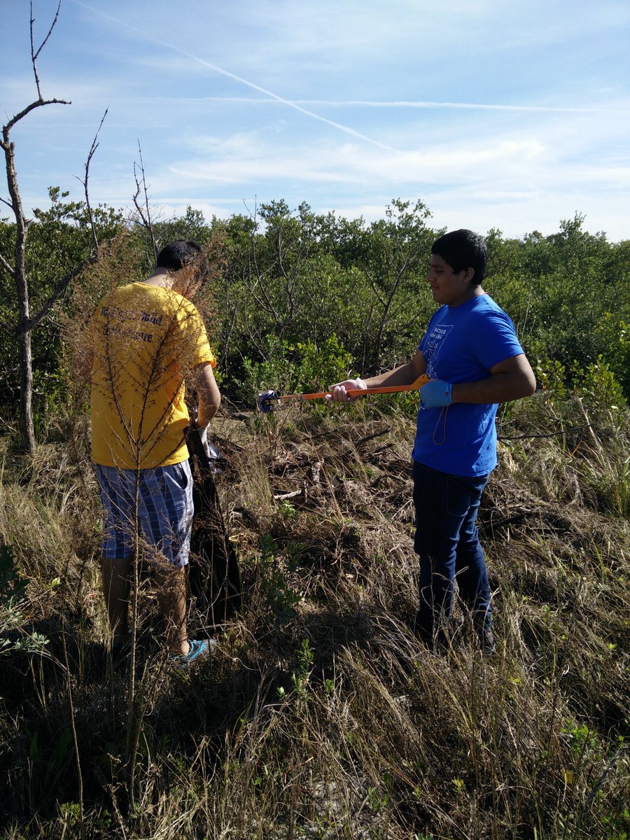 cherrywine42's tweet image. MHS Beach cleanup #keyclub #keygoesgreen #trashbashing
