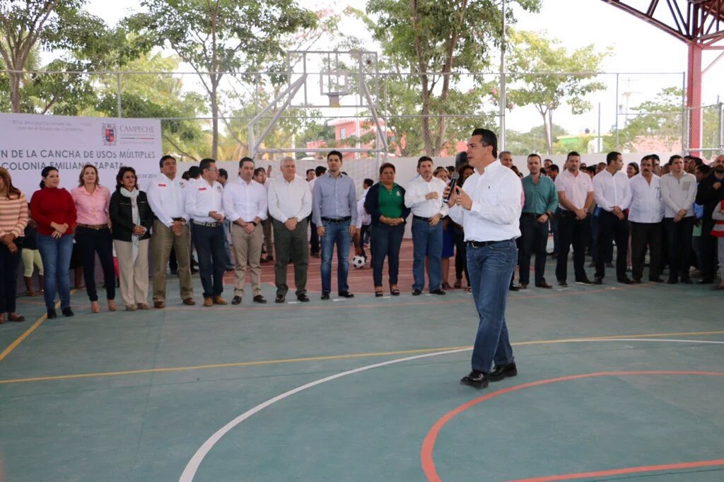 DiegoOficialMx's tweet photo. Hoy estuvimos de gira con el Gobernador Lic. Alejandro Moreno y con el Alcalde Ing. Edgard Hdz por diversas colonias https://t.co/OLUH3MIF0x