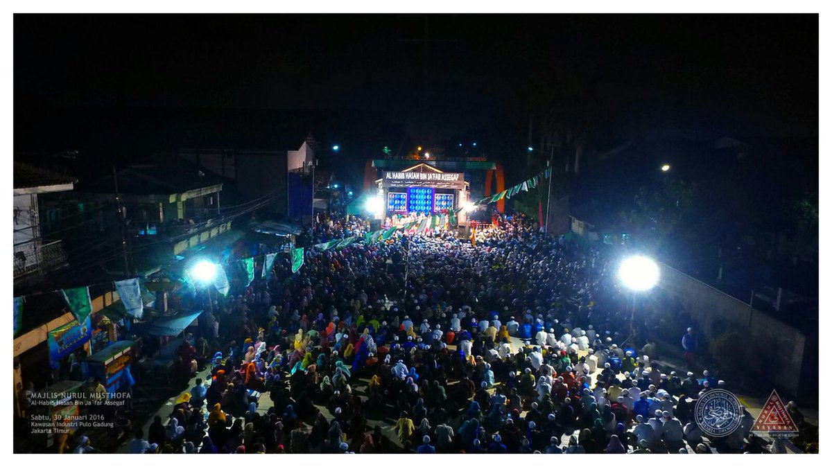 Jamaah Majelis Nurul Musthofa malam ini memadati jalanan kawasan industri pulo gadung jak-tim