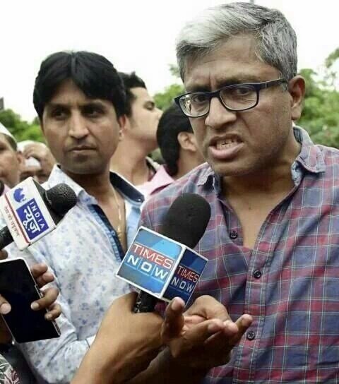 चप्पल, <a href="/ArvindKejriwal/">Arvind Kejriwal</a> इसलिए पहनते है ताकि घोटाला करते हुये पकडे जाये तो चपल उतारकर आसानी से भाग सके~ <a href="/ashutosh83B/">ashutosh</a>