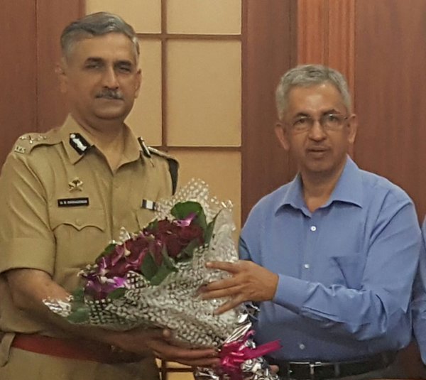 HTMumbai's tweet photo. #Padsalgikar to take charge as #Mumbai’s #police #chief today https://t.co/KSDwBLUVH5 https://t.co/BahtBFxH3C