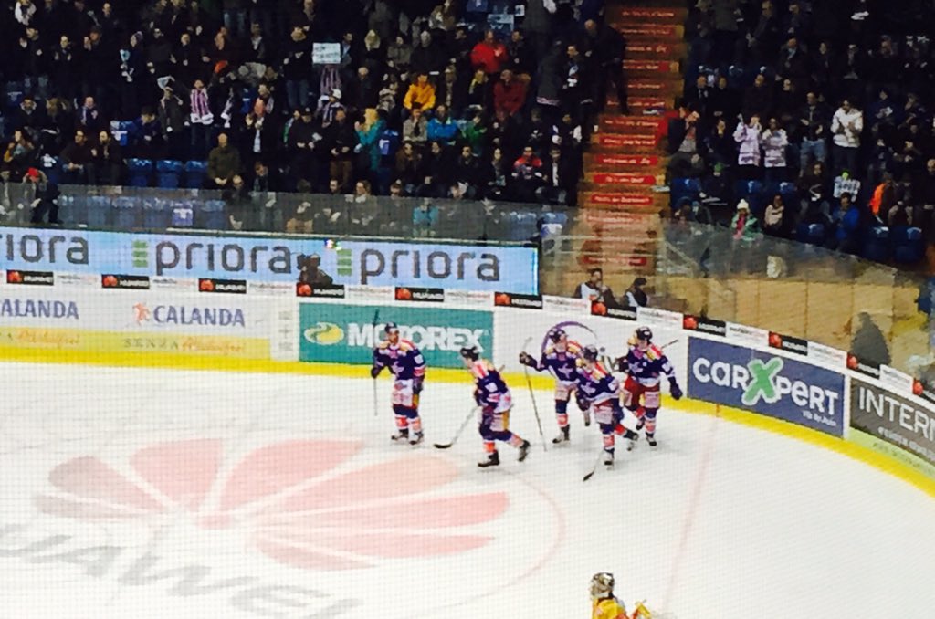 EHC_Kloten_1934's tweet photo. 5:1 TOOOR!!! Es hat wieder einmal #gesheppard - 88 James Sheppard!! #klotenflyers #KFHCD https://t.co/1aIdb7XoPA