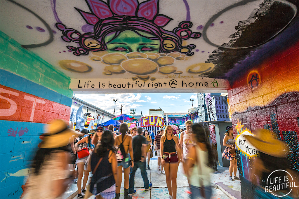lifeisbeautiful's tweet photo. 🌃 Las Vegas = HOME! 🏠✨ #LifeIsBeautiful2015 https://t.co/lABXWahGrd