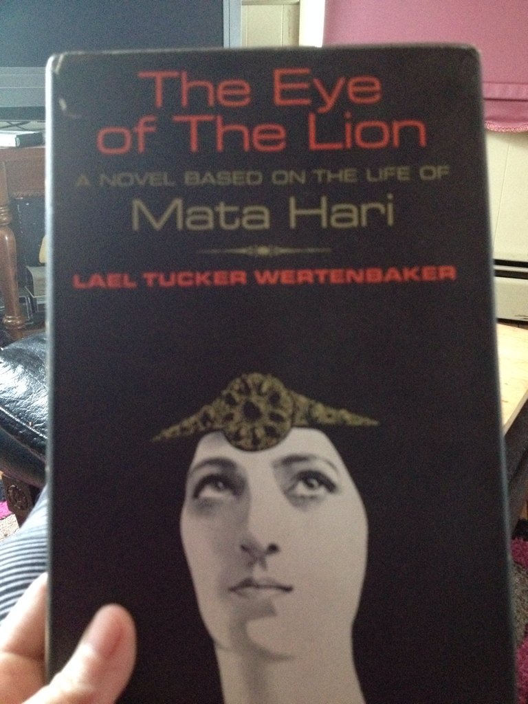 HollyMolybabe's tweet photo. Perfect way to spend a lazy afternoon. Hot cuppa Egyptian Licorice tea and a good book. https://t.co/ylY3qM2jdk
