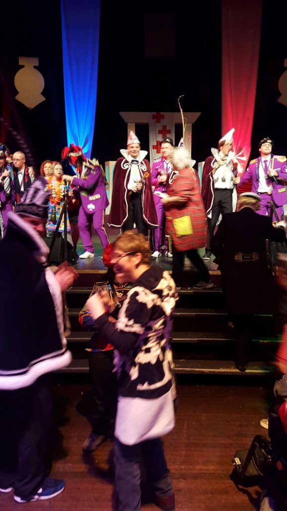 Roëj Kruuts Zitting. Auk det meug neet verlaore gaon! Daorum gaon de fin. beejdrages van ós privéresepsie nao eur!