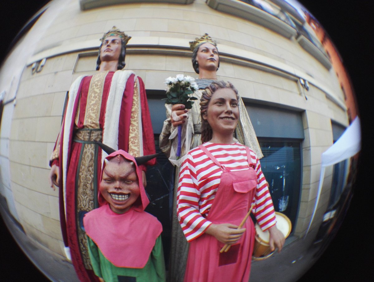 diablesdevila's tweet photo. #festhivern #viladecans Ja estem a la plaça de la Vila. Xocolata, animacio infantil i cercavila @MamutViladecans https://t.co/jQJpzyuMnu