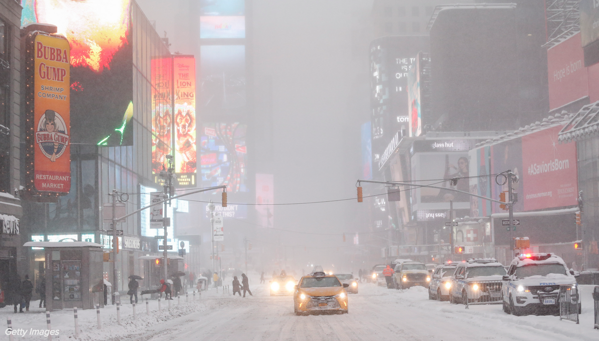 BuzzFeedStorm's tweet photo. View of a snow-covered Times Square in New York City. #blizzard2016 https://t.co/VGLtqsEXJz