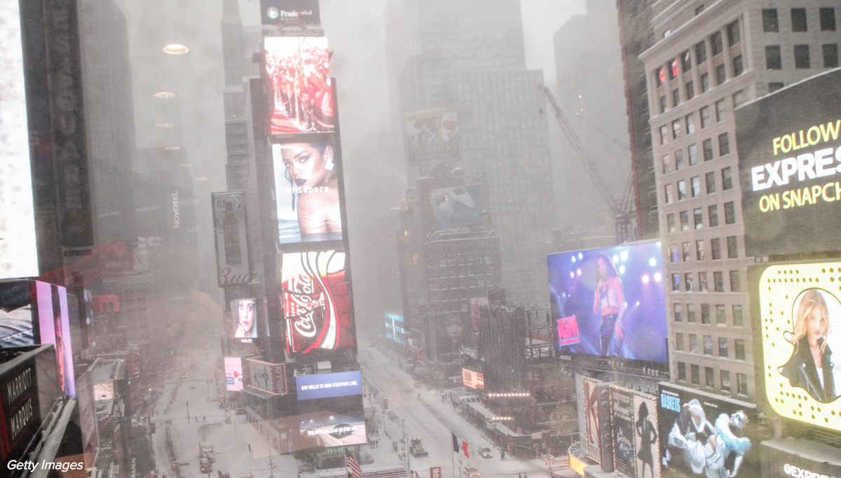 BuzzFeedStorm's tweet photo. View of a snow-covered Times Square in New York City. #blizzard2016 https://t.co/VGLtqsEXJz