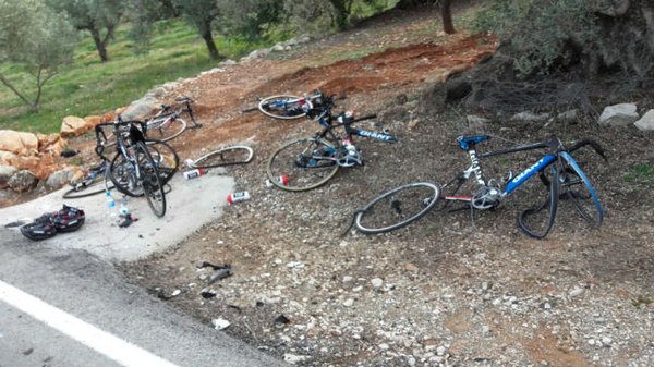 Ciclismo_VAVEL's tweet image. Así han acabado las bicicletas de los ciclistas tras el atropello. (Foto: @informacion_es)