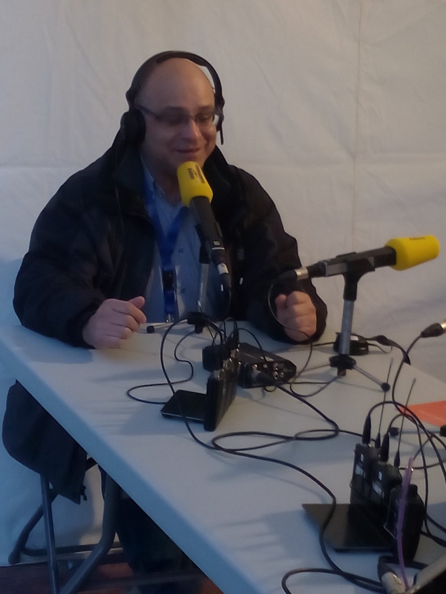 manscatradio's tweet photo. I ara parlem de jocs amb en Víctor Baroja de la Companyia de jocs l'Anònima! @juguem  #SomCulturaPopular https://t.co/ijoZ8uS0c8