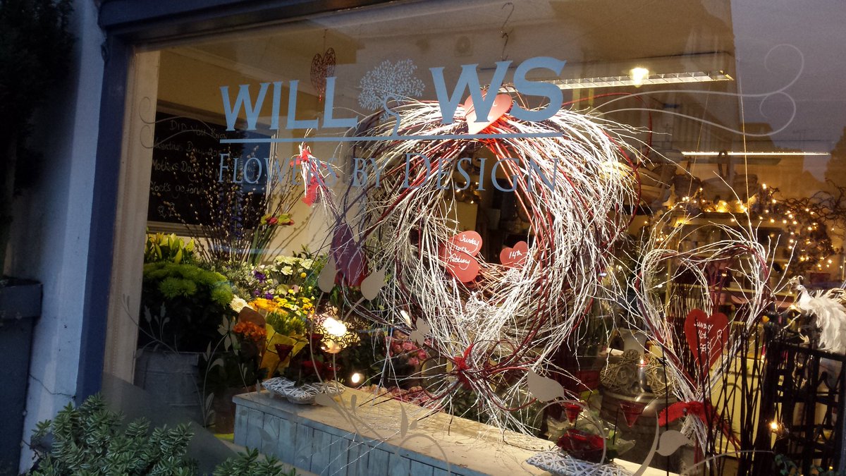 Beautiful window display by <a href="/FlowersWillows/">Willows Flowers</a> as always #Reigate #ValentinesDay