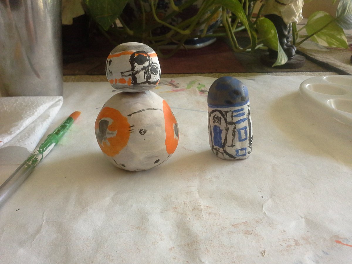 unknown03078908's tweet photo. BB-8 and R2-D2 https://t.co/vgAuy9nmd7