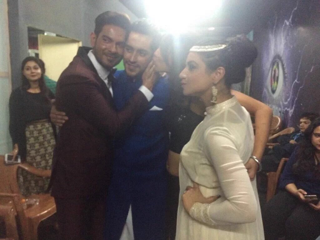 Barua007's tweet photo. #BB9FinaleWithSalman Rishabh looks sooooo cuteeeee 😍
Rishabh Won Hearts 💜
#bb9 @BiggBoss #BB9FinaleWeek https://t.co/l0Zl6ATyDr