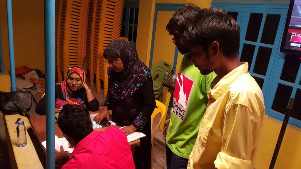 abbo_maldives's tweet photo. #Velidhoo MDP ge Membership form gai fingerprint jehumaai soi kurun kuriah dhanee #Happeni… https://t.co/AWani7B6Vv https://t.co/f5x0KiLchY
