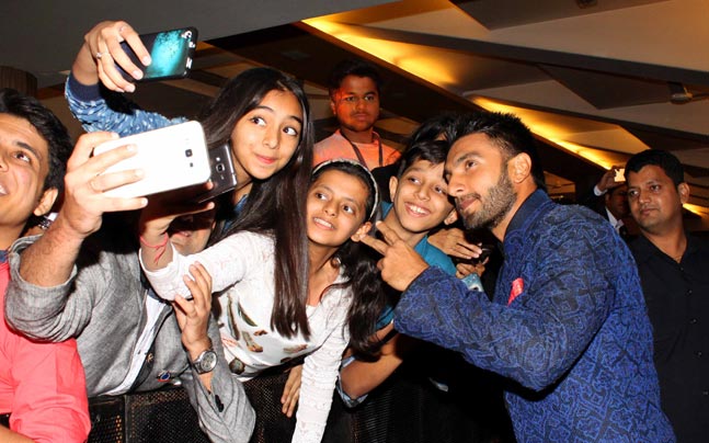Showbiz_IT's tweet photo. Lions Gold Awards: @RanveerOfficial to #BhumiPednekar, B-Town celebs glam up the event 
https://t.co/Oh8FqQNZEJ https://t.co/35ylMWEFhp