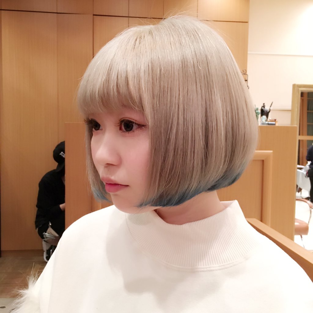 renchi_6's tweet photo. 新しい髪の毛。毛先にブルーを入れてもらいました。熱帯魚みたいで綺麗 https://t.co/tntlkltDDd