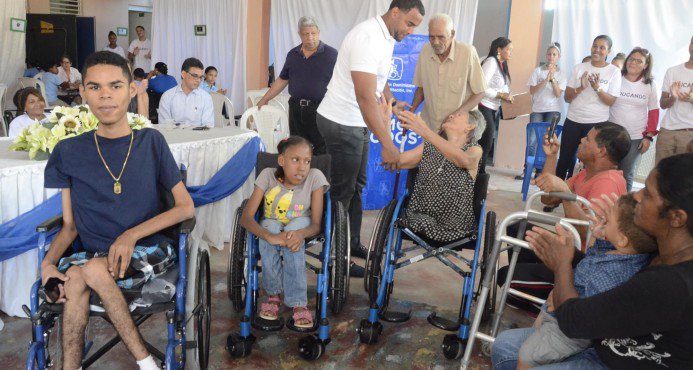 Nelson Cruz apoya su comunidad en salud, educación, seguridad y en el deporte bit.ly/1SDjkzR