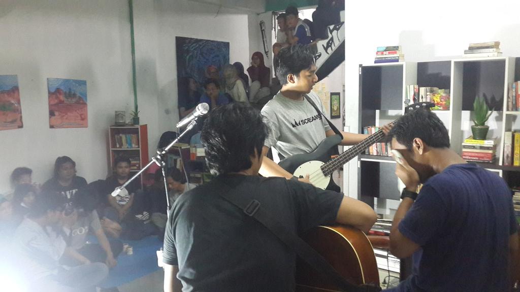 katakerja65's tweet photo. Malam solidaritas untuk Saut Situmorang di ruang baca Katakerja malam ini! #SaveSaut https://t.co/1K1py1t27y