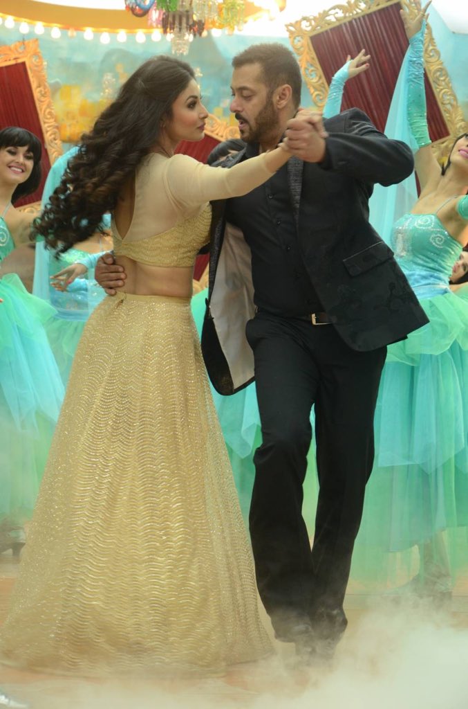 BSKFanClub's tweet photo. #SalmanKhan with #MouniRoy on #BB9Finale! https://t.co/XZd49sE2Wm