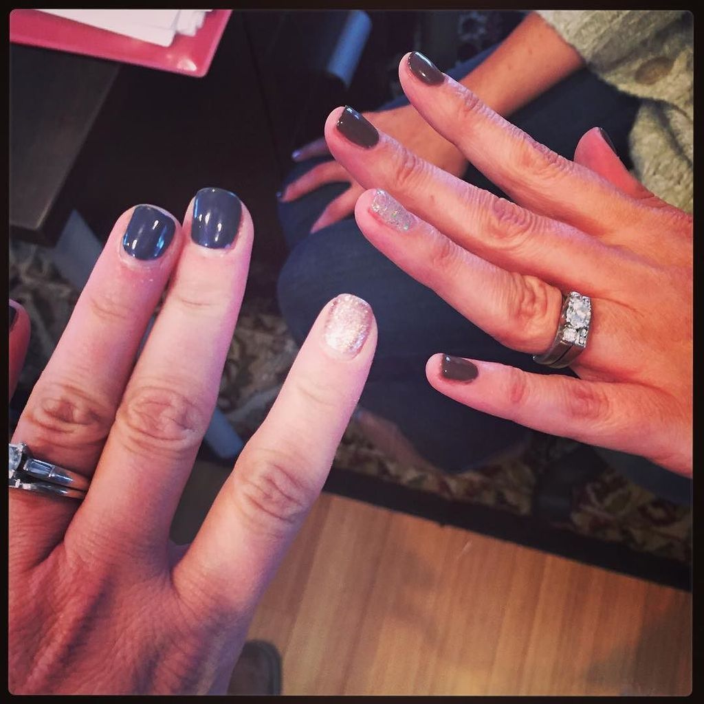 thelindseyhill's tweet photo. #partyfingers for a Saturday night! #ycp @kbolancullin #beyoutiful https://t.co/7oKhhh4h7O https://t.co/7ej7HvmR83