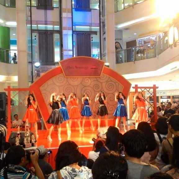 ImYoers_ID's tweet image. #SharePictChiBi via IG : On stage 😘😘 @cherrybelleid #CherrybellediPlazaSemanggi #cherrybel… ift.tt/1SaRtFT