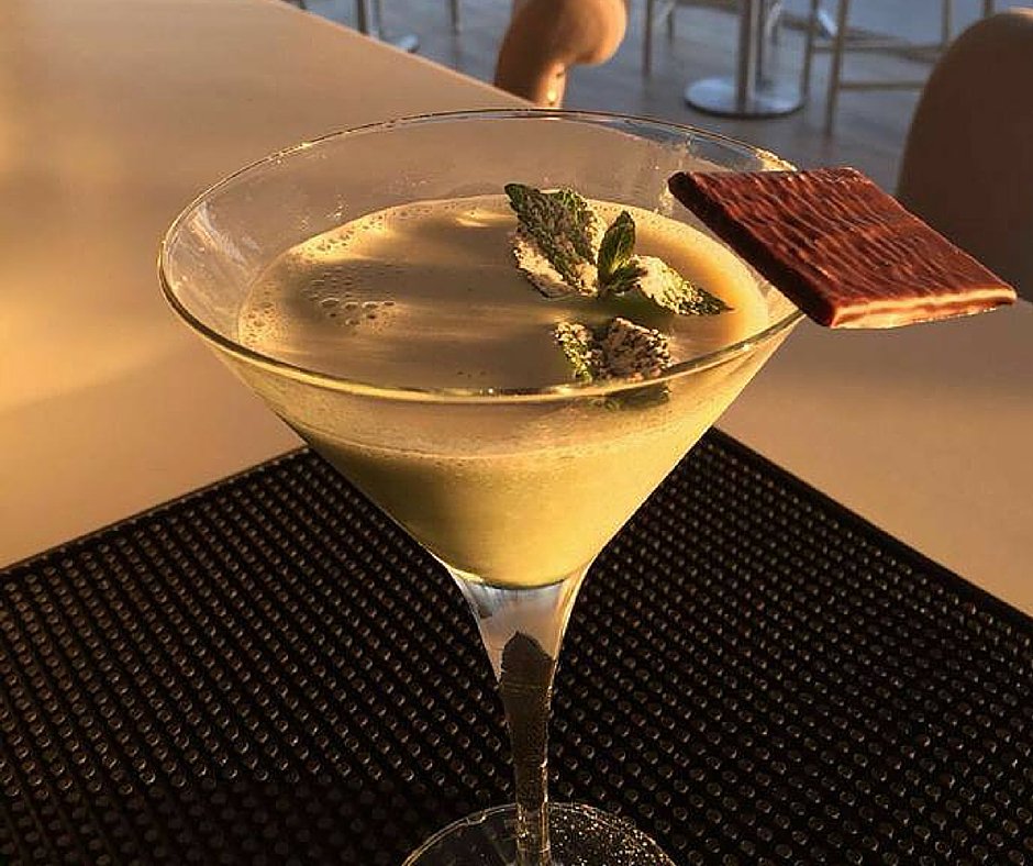 OliviasLaCala's tweet photo. Olivia's original After Eight Martini #aftereight #cocktail #saturday live music from @iamtmar @RJayMusiq #cocktails https://t.co/9Qii6n0sd0