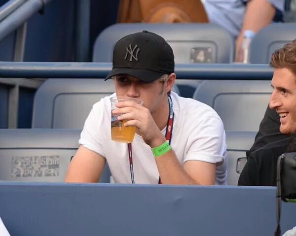 gotsevenzone's tweet photo. Harry is in LA
Niall is in Australia 
Louis became a father 
Zayn's album out soon

Fandom:
#CongratulationsLouis https://t.co/rdndr7p3fZ