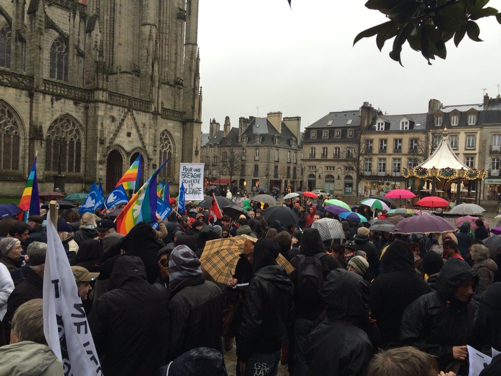 Manifestation antifasciste #quimper : des centaines de personnes présentes malgré la pluie