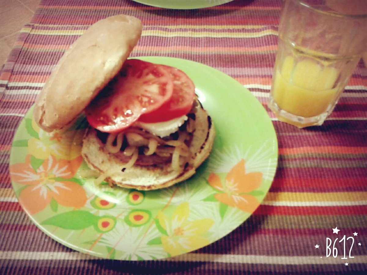 Nadia_Pain's tweet photo. Mmmmmmm que buenooo! Hoy hamburguesa casera ✌😁 https://t.co/7xgUrVHBX3