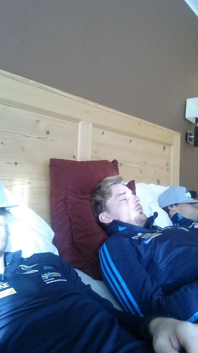 En spännande jaktstart av tjejerna! Grattis Linn och Mona!! Detta tar på krafterna! ZzZzzz #tv4sport #swedenbiathlon